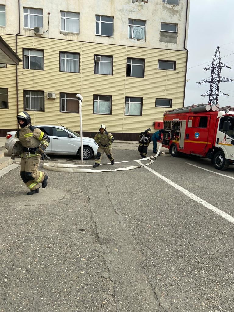 Сотрудники махачкалинского пожарного гарнизона провели пожарно-тактические  учения вместе с работниками МВД - Новости - Главное управление МЧС России  по Республике Дагестан