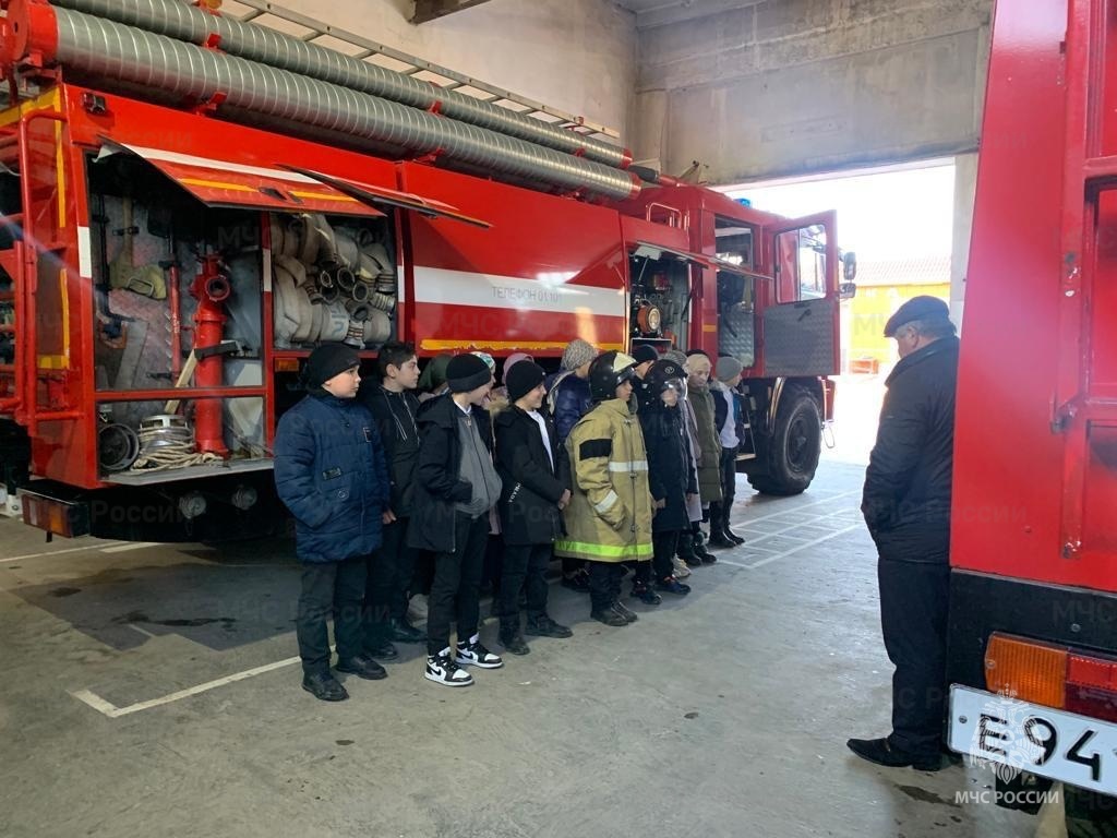 В ПСЧ-27 детям показали пожарно-спасательную технику и оборудование |  07.01.2023 | Новости Махачкалы - БезФормата