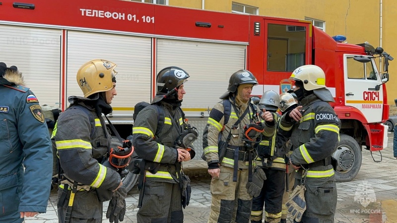 Огнеборцы провели тренировку по тушению условного пожара в здании махачкалинского университета